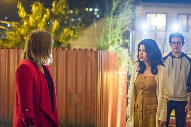 Laila (Julia Dalávia) enfrenta Dalila (Alice Wegmann) e dá surra na vilã em Órfãos da Terra (Foto: Globo/Paulo Belote) Laila (Julia Dalávia) enfrenta Dalila (Alice Wegmann) e dá surra na vilã em Órfãos da Terra (Foto: Globo/Paulo Belote)