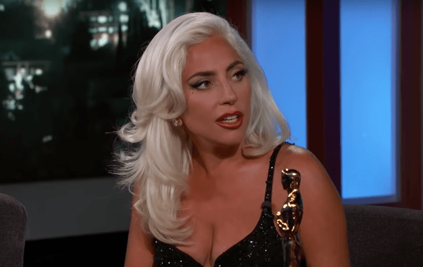 A cantora Lady Gaga foi vista beijando um famoso e acabou com rumores de uma relação com Bradley Cooper (Foto: Reprodução) A cantora Lady Gaga foi vista beijando um famoso e acabou com rumores de uma relação com Bradley Cooper (Foto: Reprodução)