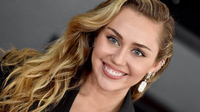 Miley Cyrus responde comentário de fã depois de não ser indicada a premiação (Foto: Reprodução) Miley Cyrus responde comentário de fã depois de não ser indicada a premiação (Foto: Reprodução)