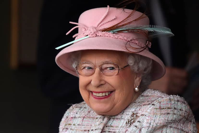 A Rainha Elizabeth II afirmou que vai abdicar do trono aos 95 anos de idade (Foto: Reprodução) A Rainha Elizabeth II afirmou que vai abdicar do trono aos 95 anos de idade (Foto: Reprodução)