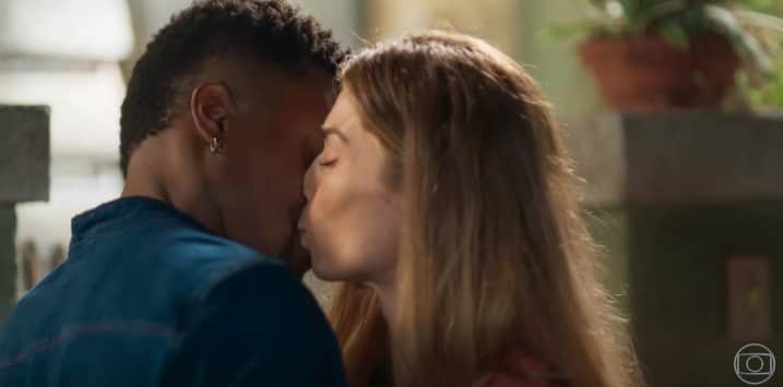 Ramon e Paloma se beijam na novela Bom Sucesso da Globo (Foto: Reprodução) Ramon e Paloma se beijam na novela Bom Sucesso da Globo (Foto: Reprodução)