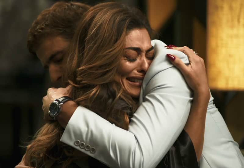 Maria da Paz vai aos prantos nos braços de Régis em A Dona do Pedaço da Globo (Foto: Reprodução) Maria da Paz vai aos prantos nos braços de Régis em A Dona do Pedaço da Globo (Foto: Reprodução)