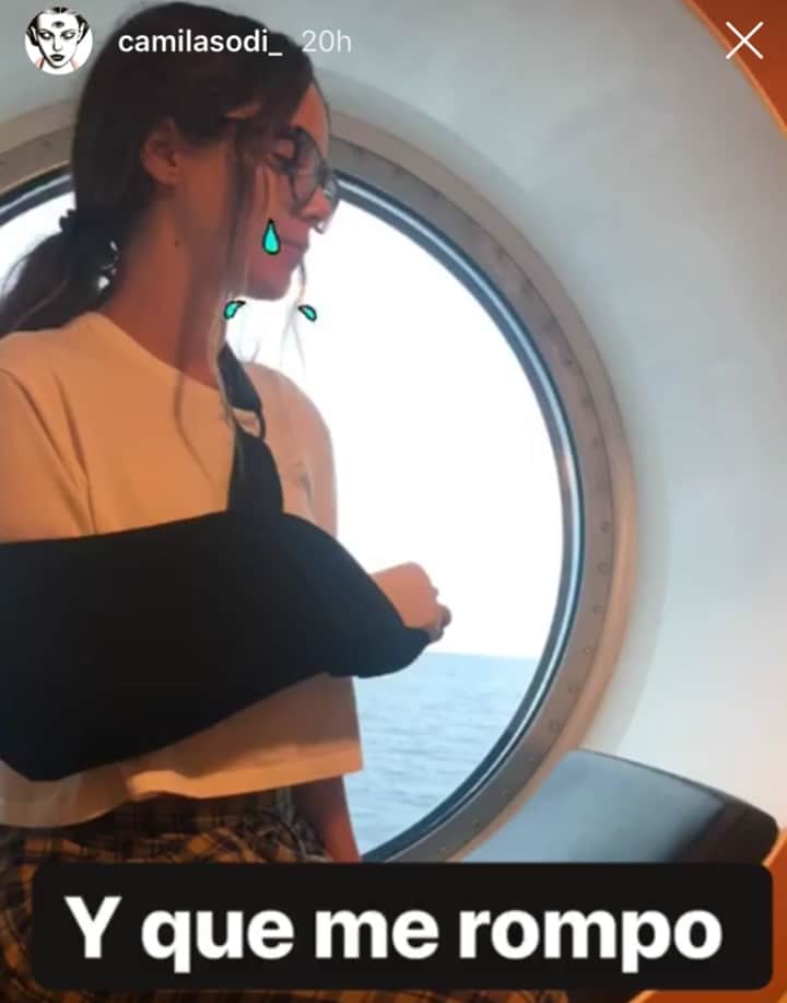 Camila Sodi compartilhou foto com tipóia nas redes sociais. (Foto: Reprodução) Camila Sodi compartilhou foto com tipóia nas redes sociais. (Foto: Reprodução)