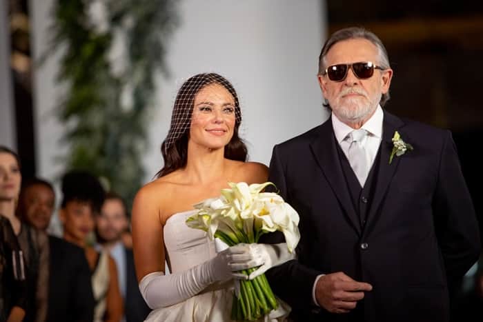 Otávio (José de Abreu) leva a filha até o altar (Foto: Fabiano Battaglin/Globo) Otávio (José de Abreu) leva a filha até o altar (Foto: Fabiano Battaglin/Globo)