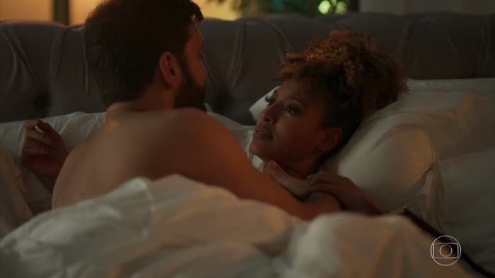 Diogo (Armanado Babaioff) será flagrado na cama com Gisele (Sheron Menezzes) em Bom Sucesso (Foto: Reprodução/Globo) Diogo (Armanado Babaioff) será flagrado na cama com Gisele (Sheron Menezzes) em Bom Sucesso (Foto: Reprodução/Globo)
