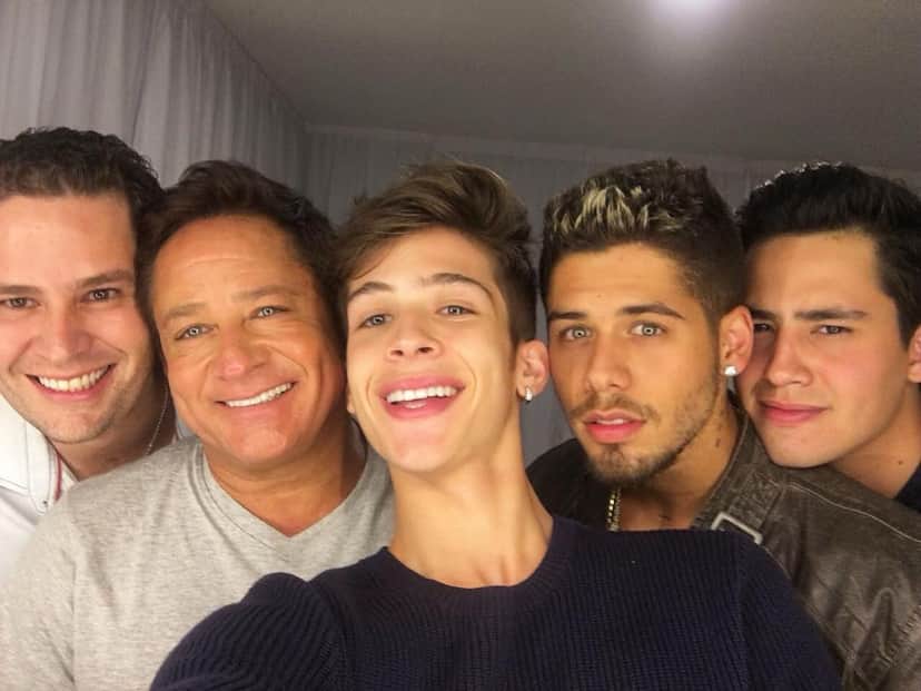 Leonardo em foto com os filhos, inclusive João Guilherme Leonardo em foto com os filhos, inclusive João Guilherme