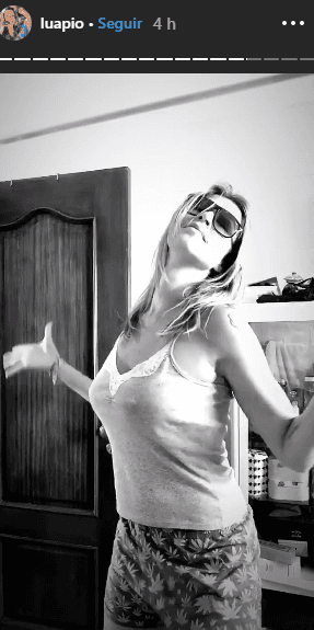 A ex-mulher do surfista Pedro Scooby, Luana Piovani é flagrada fazendo apologia à maconha mais uma vez e internautas não perdoam (Foto: Reprodução) A ex-mulher do surfista Pedro Scooby, Luana Piovani é flagrada fazendo apologia à maconha mais uma vez e internautas não perdoam (Foto: Reprodução)