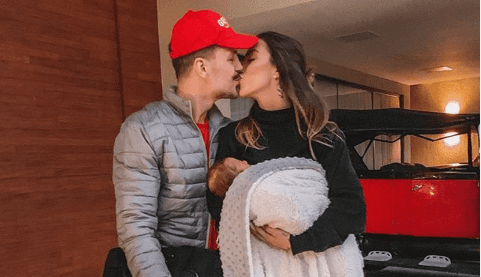 O cantor do Um44K, e empresário, Saulo Poncio e sua esposa, a ex-participante do De Férias com o Ex, Gabi Brandt (Foto: Reprodução) O cantor do Um44K, e empresário, Saulo Poncio e sua esposa, a ex-participante do De Férias com o Ex, Gabi Brandt (Foto: Reprodução)