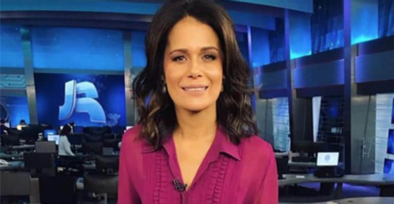 Adriana Araújo na bancada do Jornal da Record. Foto: Reprodução Adriana Araújo na bancada do Jornal da Record. Foto: Reprodução