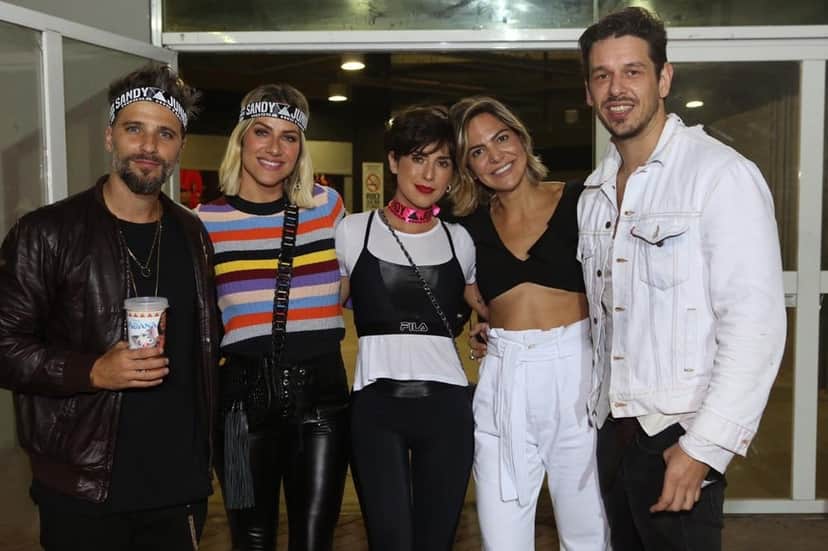 Bruna Marquezine e amigos foram ver show em van (Foto: Reprodução) Bruna Marquezine e amigos foram ver show em van (Foto: Reprodução)