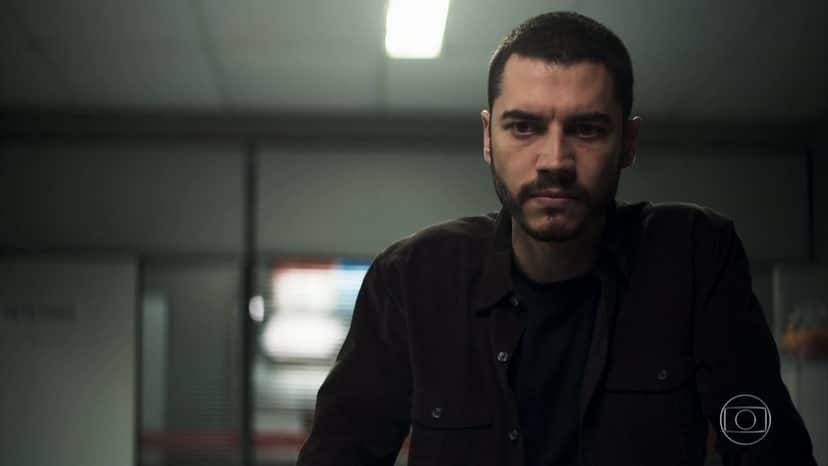 Camilo (Lee Taylor) e a polícia serão surpreendidos por Josiane (Agatha Moreira) em A Dona do Pedaço (Foto: Reprodução/Globo) Camilo (Lee Taylor) e a polícia serão surpreendidos por Josiane (Agatha Moreira) em A Dona do Pedaço (Foto: Reprodução/Globo)