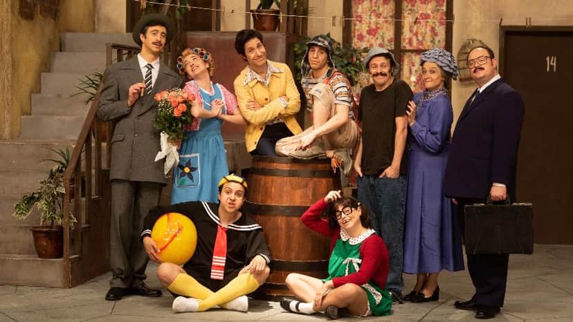 Elenco de Chaves - Um Tributo Musical posa em réplica da vila no SBT. Em sentido horário: Patrick Amstalden (Professor Girafales), Maria Clara Manesco (Dona Florinda), Fabiano Augusto (Roberto Gómez Bolaños), Mateus Ribeiro (Chaves), André Pottes (Seu Madruga), Andrezza Massei (Dona Clotilde), Ettore Verissimo (Sr. Barriga), Carol Costa (Chiquinha) e Diego Velloso (Quico) Foto: Rafael Beck/Divulgação Elenco de Chaves - Um Tributo Musical posa em réplica da vila no SBT. Em sentido horário: Patrick Amstalden (Professor Girafales), Maria Clara Manesco (Dona Florinda), Fabiano Augusto (Roberto Gómez Bolaños), Mateus Ribeiro (Chaves), André Pottes (Seu Madruga), Andrezza Massei (Dona Clotilde), Ettore Verissimo (Sr. Barriga), Carol Costa (Chiquinha) e Diego Velloso (Quico) Foto: Rafael Beck/Divulgação