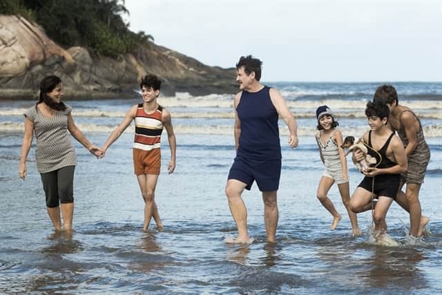 Lola (Gloria Pires) com sua família na praia na novela Éramos Seis, nova novela das seis da Globo (Foto: Globo/Raquel Cunha) Lola (Gloria Pires) com sua família na praia na novela Éramos Seis, nova novela das seis da Globo (Foto: Globo/Raquel Cunha)