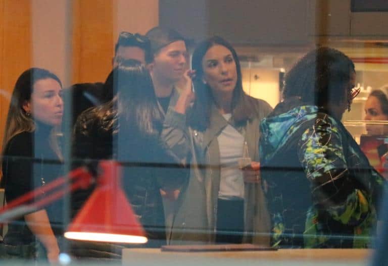 O tempo inteiro, Ivete Sangalo deu boas risadas e conversou bastante com os amigos O tempo inteiro, Ivete Sangalo deu boas risadas e conversou bastante com os amigos