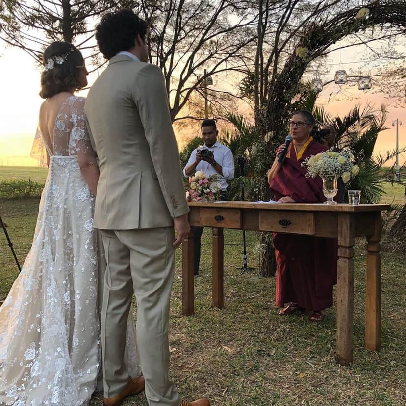 João Baldasserni com a noiva Erica Lopes sendo abençoado pela mãe — (Foto: Reprodução/Instagram) João Baldasserni com a noiva Erica Lopes sendo abençoado pela mãe — (Foto: Reprodução/Instagram)