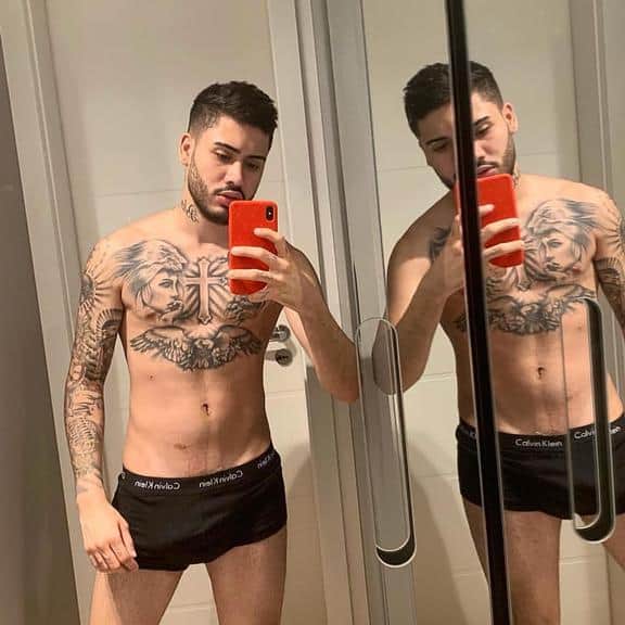 O funkeiro Kevinho ostentou seu corpo em forma e chamou a atenção para o volume de seu pênis na cueca em foto nas redes sociais (Foto: Reprodução / Instagram) O funkeiro Kevinho ostentou seu corpo em forma e chamou a atenção para o volume de seu pênis na cueca em foto nas redes sociais (Foto: Reprodução / Instagram)