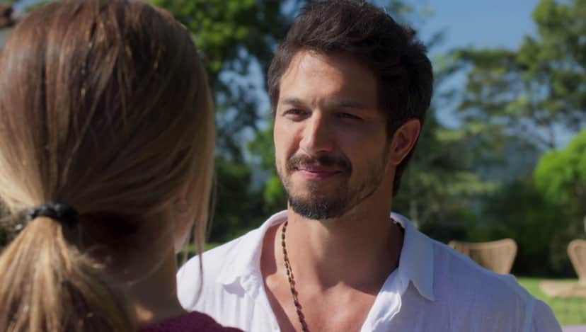 Marcos se encanta por Paloma a cada dia em Bom Sucesso (Foto: Reprodução/Globo) Marcos se encanta por Paloma a cada dia em Bom Sucesso (Foto: Reprodução/Globo)