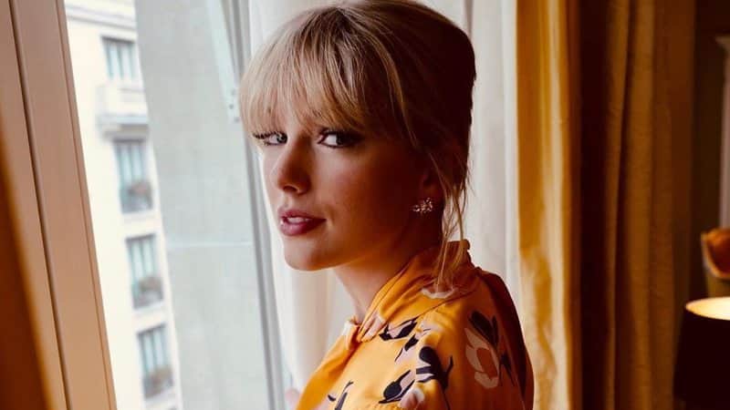 Taylor Swift ajuda fã com as despesas da faculdade e surpreende a todos com sua atitude (Foto: Reprodução) Taylor Swift ajuda fã com as despesas da faculdade e surpreende a todos com sua atitude (Foto: Reprodução)