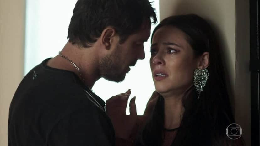 Vivi fica assustada por descobrir que Chiclete é um matador em A Dona do Pedaço (Foto: Reprodução/Globo) Vivi fica assustada por descobrir que Chiclete é um matador em A Dona do Pedaço (Foto: Reprodução/Globo)