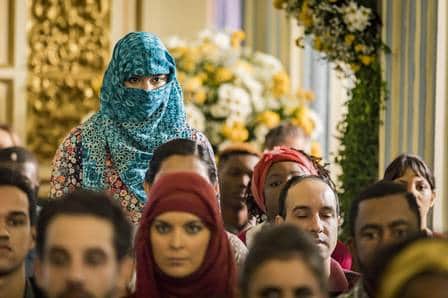Dalila é cercada por Almeidinha em falso casamento de Laila e Bruno em Órfãos da Terra (Foto: Paulo Belote/TV Globo/ Divulgação) Dalila é cercada por Almeidinha em falso casamento de Laila e Bruno em Órfãos da Terra (Foto: Paulo Belote/TV Globo/ Divulgação)
