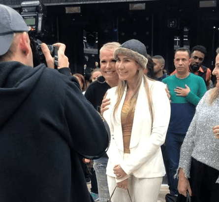 Xuxa Meneghel atendendo uma fã após o Dancing Brasil (Foto: Reprodução/ Carla Bittencourt) Xuxa Meneghel atendendo uma fã após o Dancing Brasil (Foto: Reprodução/ Carla Bittencourt)