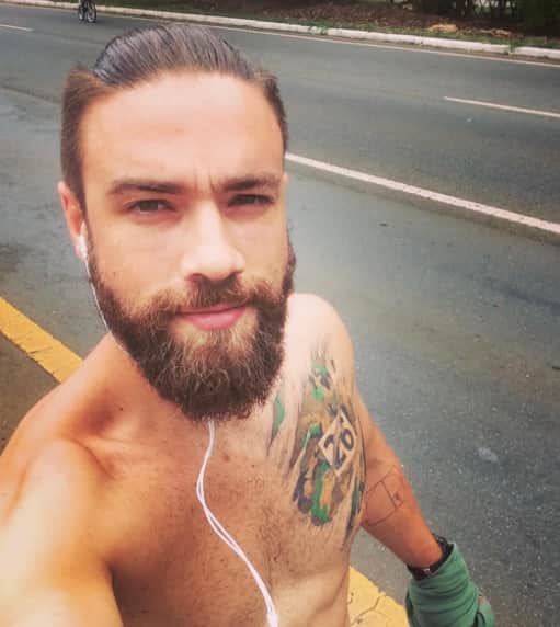 O Hipster da Federal, assim como o Segurança Gato do Metrô alcançou notoriedade enquanto trabalhava O Hipster da Federal, assim como o Segurança Gato do Metrô alcançou notoriedade enquanto trabalhava
