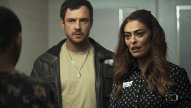 Na cena seguinte, Maria da Paz (Juliana Paes) surge no hospital com outra roupa em A Dona do Pedaço (Foto: Reprodução/Globo) Na cena seguinte, Maria da Paz (Juliana Paes) surge no hospital com outra roupa em A Dona do Pedaço (Foto: Reprodução/Globo)
