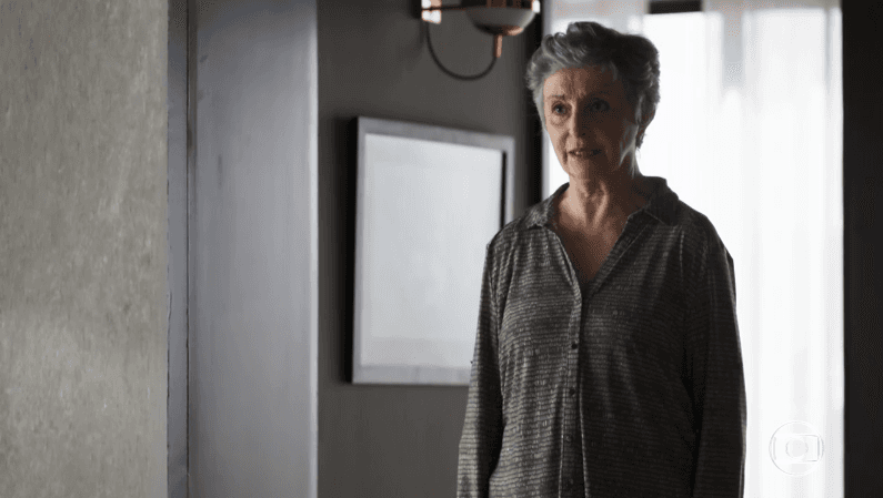 Berta (Ana Lúcia Torre) esconde segredo de Camilo (Lee Taylor) em A Dona do Pedaço (Foto: Reprodução/Globo) Berta (Ana Lúcia Torre) esconde segredo de Camilo (Lee Taylor) em A Dona do Pedaço (Foto: Reprodução/Globo)