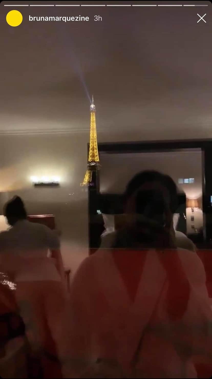 Bruna Marquezine vai até onde Neymar mora, é flagrada em momento íntimo e acende rumores de aproximação Bruna Marquezine vai até onde Neymar mora, é flagrada em momento íntimo e acende rumores de aproximação
