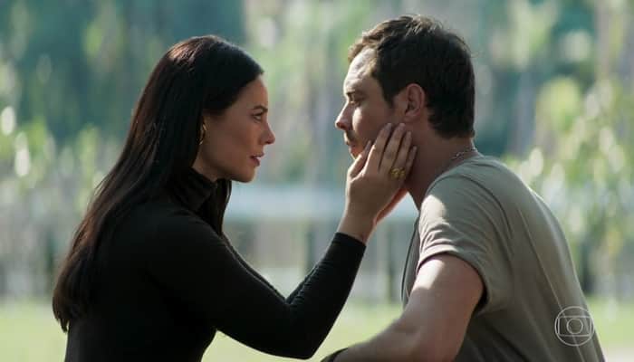 Vivi (Paolla Oliveira) terá caso com Chiclete (Sergio Guizé) após se casar em A Dona do Pedaço (Foto: Reprodução/Globo) Vivi (Paolla Oliveira) terá caso com Chiclete (Sergio Guizé) após se casar em A Dona do Pedaço (Foto: Reprodução/Globo)