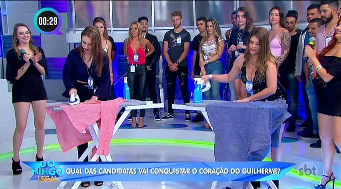 Quadro dentro do Xaveco no Domingo Legal do Celso Portiolli gerou polêmica ao colocar as candidatas para passar roupa ao vivo (Foto: Reprodução/ SBT) Quadro dentro do Xaveco no Domingo Legal do Celso Portiolli gerou polêmica ao colocar as candidatas para passar roupa ao vivo (Foto: Reprodução/ SBT)