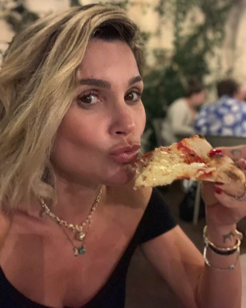 Flávia Alessandra tem comido pizza todas as noites na Itália (Foto: Reprodução/Instagram) Flávia Alessandra tem comido pizza todas as noites na Itália (Foto: Reprodução/Instagram)