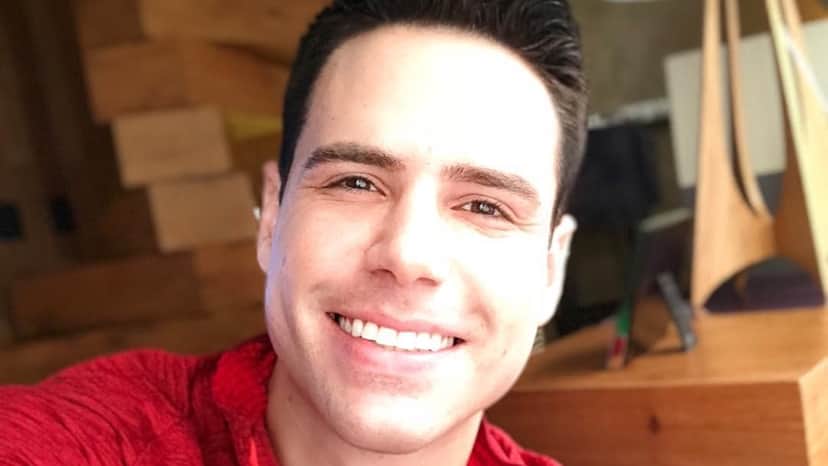 Luiz Bacci, após ser flagrado com humorista, é visto com pessoa misteriosa Luiz Bacci, após ser flagrado com humorista, é visto com pessoa misteriosa