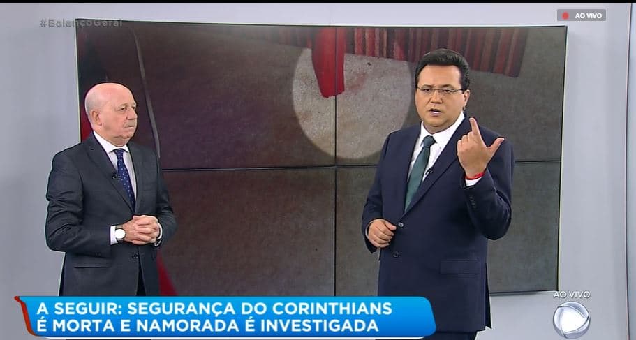 Renato Lombardi e Geraldo Luís em reportagem que garante que Clodovil fora assassinado (Foto: Reprodução/PlayPlus) Renato Lombardi e Geraldo Luís em reportagem que garante que Clodovil fora assassinado (Foto: Reprodução/PlayPlus)