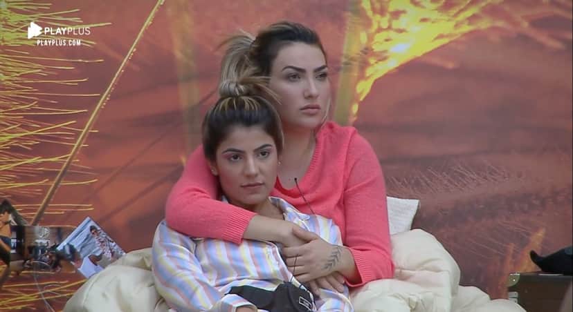 Thayse Teixeira e Hariany Almeida assistem Phellipe Haagensen e Bifão discutindo em A Fazenda 11 (Reprodução: PlayPlus) Thayse Teixeira e Hariany Almeida assistem Phellipe Haagensen e Bifão discutindo em A Fazenda 11 (Reprodução: PlayPlus)