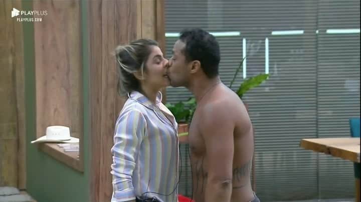 Phellipe Haagensen beija Hariany à força em A Fazenda (Reprodução: PlayPlus) Phellipe Haagensen beija Hariany à força em A Fazenda (Reprodução: PlayPlus)