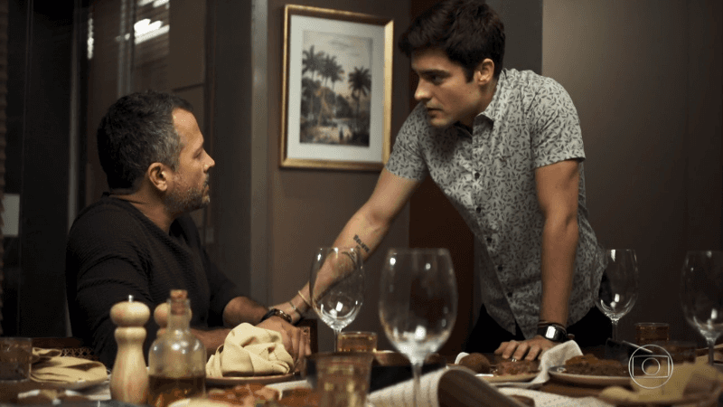 Agno (Malvino Salvador) será consolado por Leandro (Guilherme Leicam) e os dois terão romance em A Dona do Pedaço (Foto: Reprodução/Globo) Agno (Malvino Salvador) será consolado por Leandro (Guilherme Leicam) e os dois terão romance em A Dona do Pedaço (Foto: Reprodução/Globo)