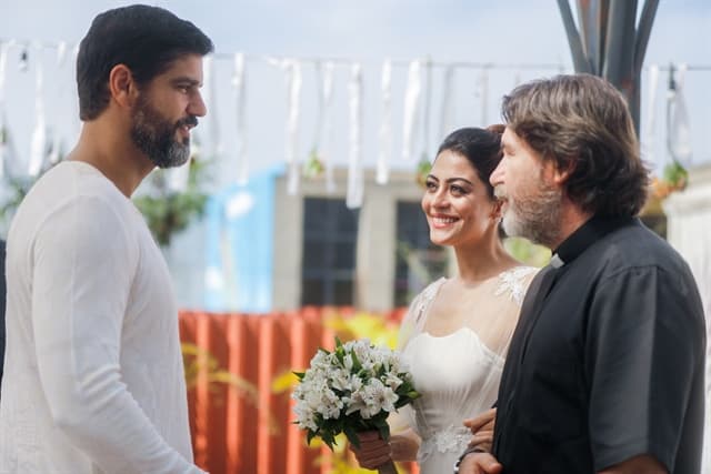 Hussein (Bruno Cabrerizo) e Helena (Carol Castro) recebem a benção de Padre Zoran (Ângelo Coimbra) em Órfãos da Terra (Foto: Globo/Raquel Cunha) Hussein (Bruno Cabrerizo) e Helena (Carol Castro) recebem a benção de Padre Zoran (Ângelo Coimbra) em Órfãos da Terra (Foto: Globo/Raquel Cunha)