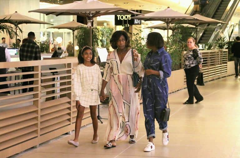 A apresentadora do Globo Repórter na TV Globo Gloria Maria com as filhas Maria, de 11 anos, e Laura, de dez, passeando por um shopping no Rio de Janeiro (Foto: AgNews) A apresentadora do Globo Repórter na TV Globo Gloria Maria com as filhas Maria, de 11 anos, e Laura, de dez, passeando por um shopping no Rio de Janeiro (Foto: AgNews)