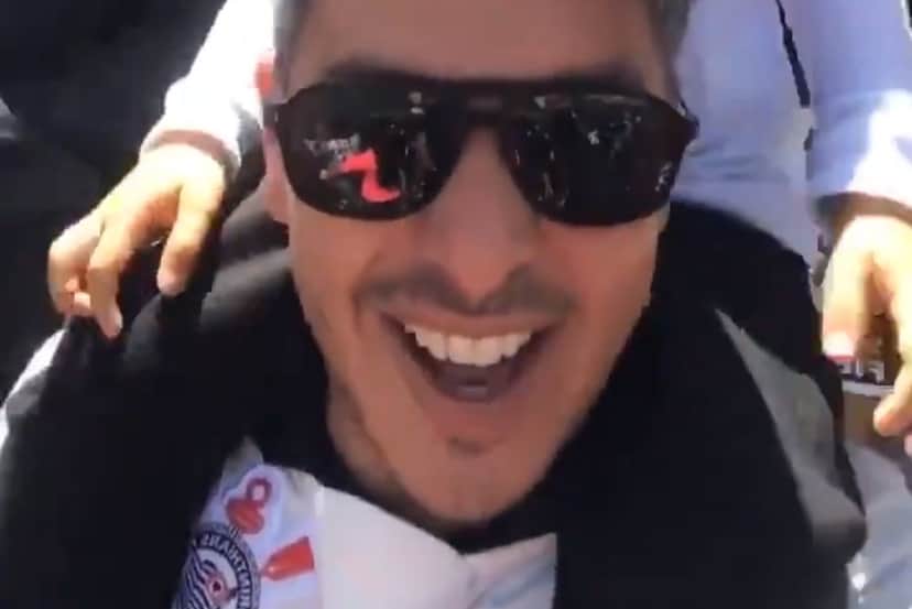 Ivan Moré foi pra torcida do Corinthians com a família, o que não podia fazer na Globo (Foto: Reprodução) Ivan Moré foi pra torcida do Corinthians com a família, o que não podia fazer na Globo (Foto: Reprodução)