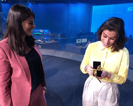 A jornalista Renata Vasconcellos ao receber uma joia da colega Jessica Senra (Foto: Reprodução) A jornalista Renata Vasconcellos ao receber uma joia da colega Jessica Senra (Foto: Reprodução)