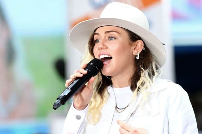 Miley Cyrus posta foto só de biquíni e com legenda polêmica (Foto: Reprodução) Miley Cyrus posta foto só de biquíni e com legenda polêmica (Foto: Reprodução)