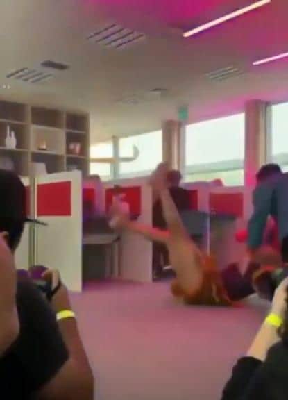 Pabllo Vittar leva tombo e diverte internautas com queda em bastidores de videoclioe (Foto: Divulgação) Pabllo Vittar leva tombo e diverte internautas com queda em bastidores de videoclioe (Foto: Divulgação)