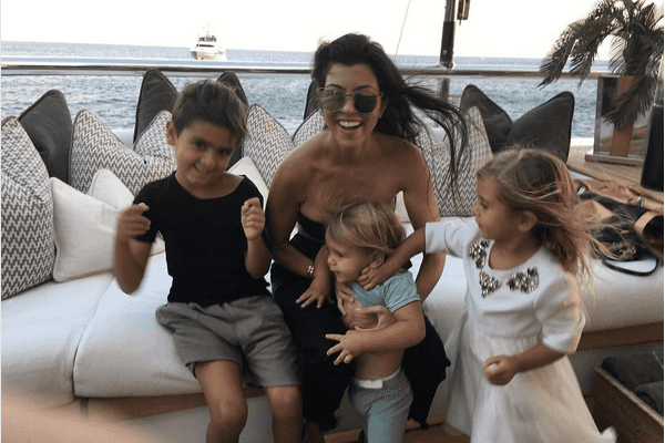 Kourtney Kardashian e filhos (Foto: Reprodução) Kourtney Kardashian e filhos (Foto: Reprodução)
