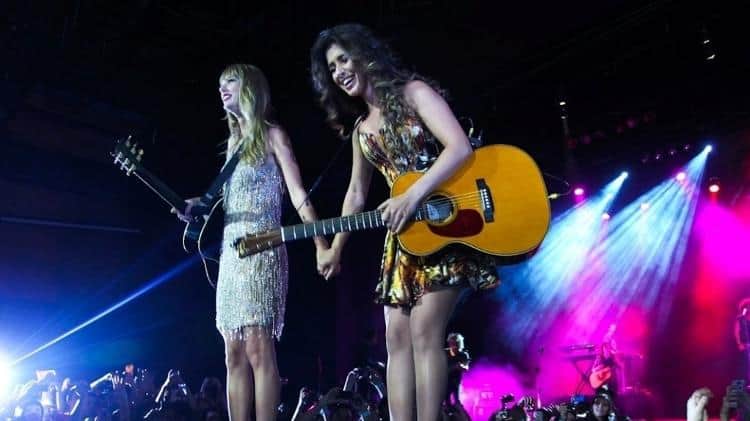 Taylor Swift e Paula Fernandes na parceria que fizeram em 2012 (Foto: Reprodução) Taylor Swift e Paula Fernandes na parceria que fizeram em 2012 (Foto: Reprodução)