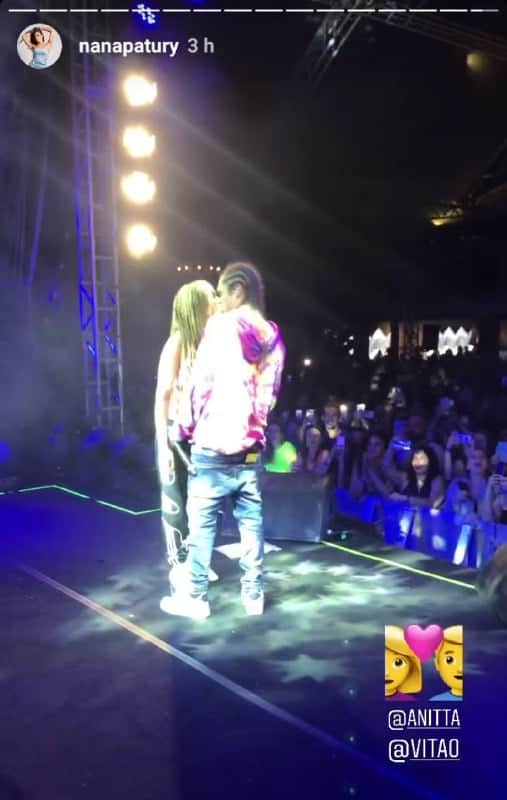 Anitta e Vitão derão um beijo durante o show em Itajaí (Foto: Reprodução/ Instagram) Anitta e Vitão derão um beijo durante o show em Itajaí (Foto: Reprodução/ Instagram)