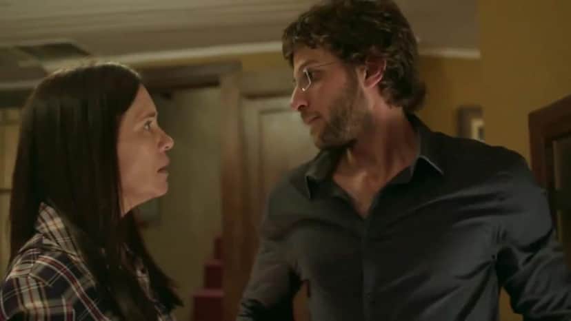 Adriana Esteves como Thelma e Chay Suede como Danilo em chamada de Amor de Mãe da Rede Globo (Reprodução: TV Globo) Adriana Esteves como Thelma e Chay Suede como Danilo em chamada de Amor de Mãe da Rede Globo (Reprodução: TV Globo)