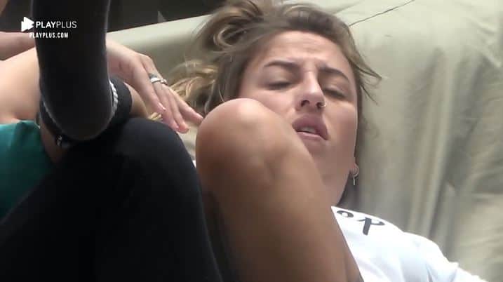 Thayse indagou se a chef estava se sentindo melhor, já que havia ouvido que Bifão passou mal durante a noite anterior em A Fazenda. "Não foi nada não, estou bem. Só cólica' (Reprodução: PlayPlus) Thayse indagou se a chef estava se sentindo melhor, já que havia ouvido que Bifão passou mal durante a noite anterior em A Fazenda. "Não foi nada não, estou bem. Só cólica' (Reprodução: PlayPlus)