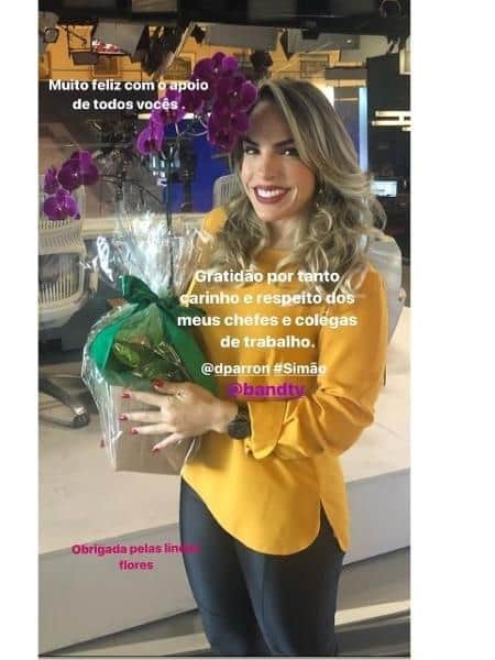 Elisângela Carreira com o buquê de flores que recebeu dos colegas de trabalho (Foto: Instagram) Elisângela Carreira com o buquê de flores que recebeu dos colegas de trabalho (Foto: Instagram)