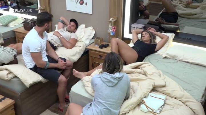 Guilherme Leão revela para Lucas Viana que está sem tomar banho dentro de A Fazenda 11 (Reprodução: PlayPlus) Guilherme Leão revela para Lucas Viana que está sem tomar banho dentro de A Fazenda 11 (Reprodução: PlayPlus)